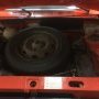 Astucieux : Roue de secours sur le moteur !